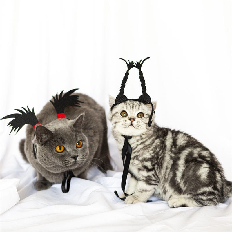 猫と犬向けの面白いペットコスチューム用ヘッドウェアとして、黒いフェザーのような伸びを備えた黒の編み込みキャットイヤーのヘッドバンド。