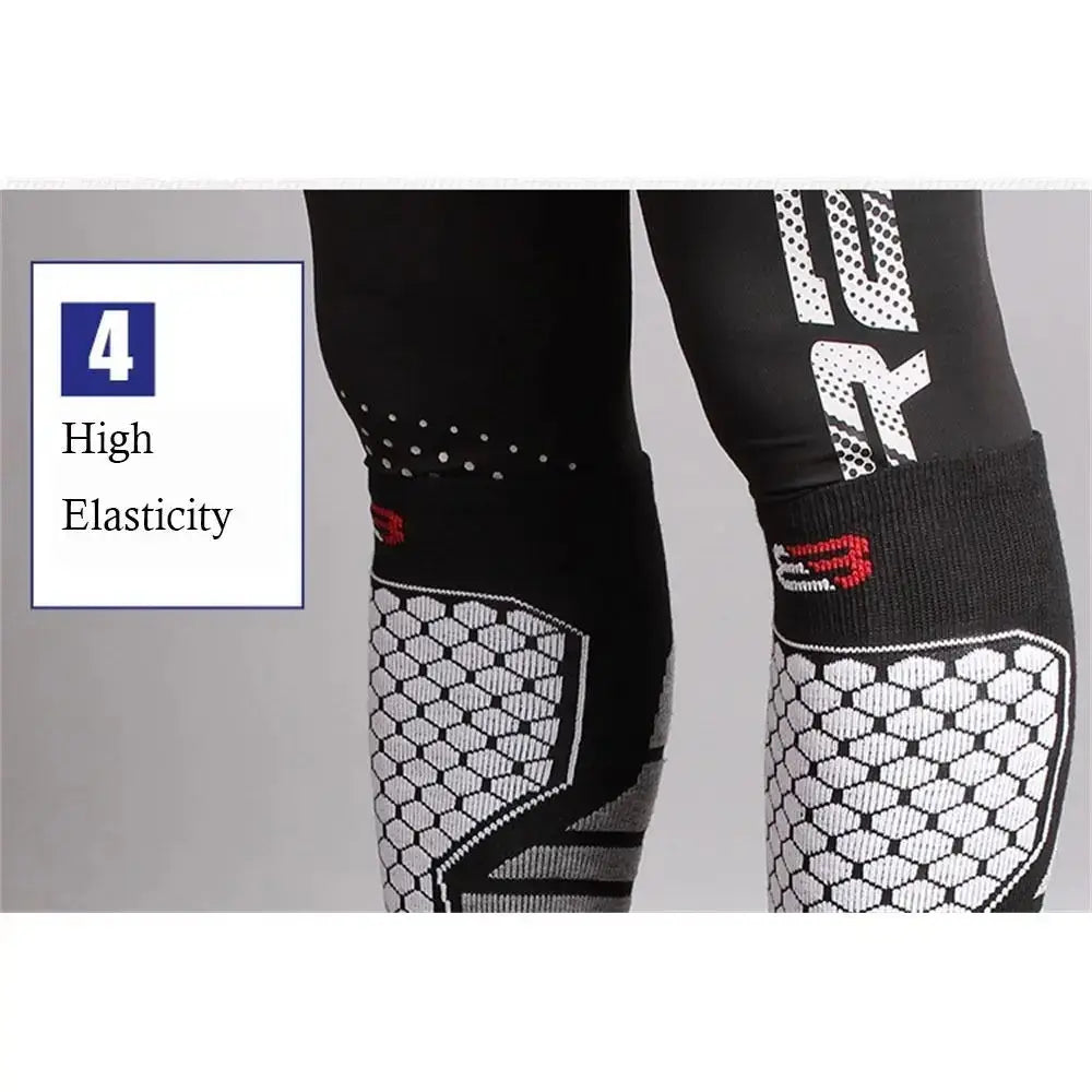 白い六角形メッシュパネルと赤いブランドロゴをあしらったブラックのコンプレッションスリーブ。メンズ用スキーソックスのサーマルコンプレッションニーハイに適した高い伸縮性と優れた保温性を目的としています。