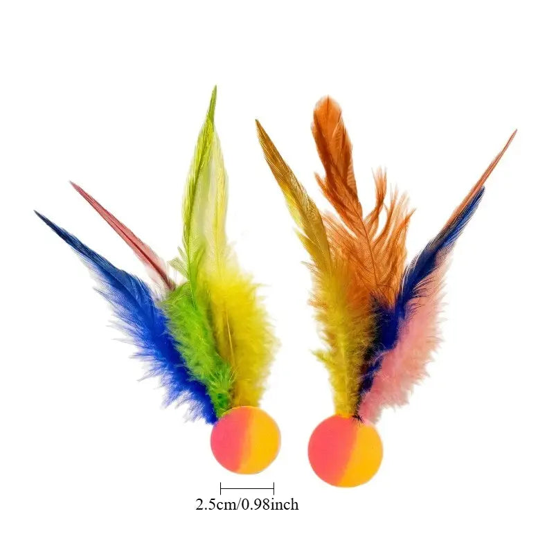 jouet à balle interactive avec des plumes souples multicolores de couleurs vives et une base ronde en forme de boule orange et rose, pour des jeux de balle engageants avec le chat.