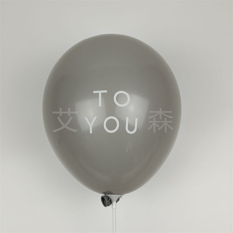 un ballon d’anniversaire en latex gris mat avec le texte « à vous » imprimé en blanc, provenant d’un lot de ballons assortis imprimés de 20 unités.