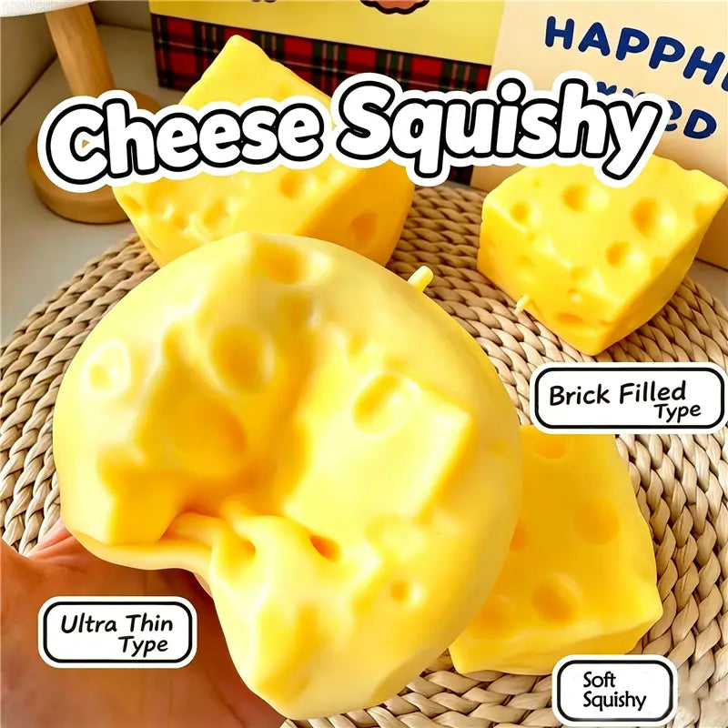 Jouet sensoriel de type balle anti-stress en forme de fromage jaune, avec des perforations, présentant un design doux et ultra-fin, souple et élastique.