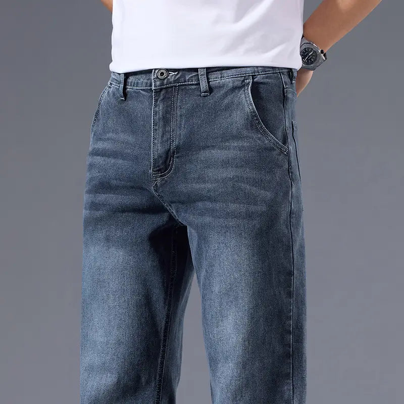 Jeans rétro délavés coupe droite ample pour hommes en denim bleu foncé, avec une coupe décontractée et un design classique à cinq poches.