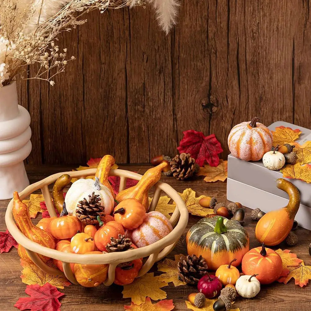 Un panier tressé en osier rempli de citrouilles et de courges artificielles assorties, en tons d’orange, de blanc et de vert, pour la décoration de la maison d’automne et des accents de feuilles d’automne.