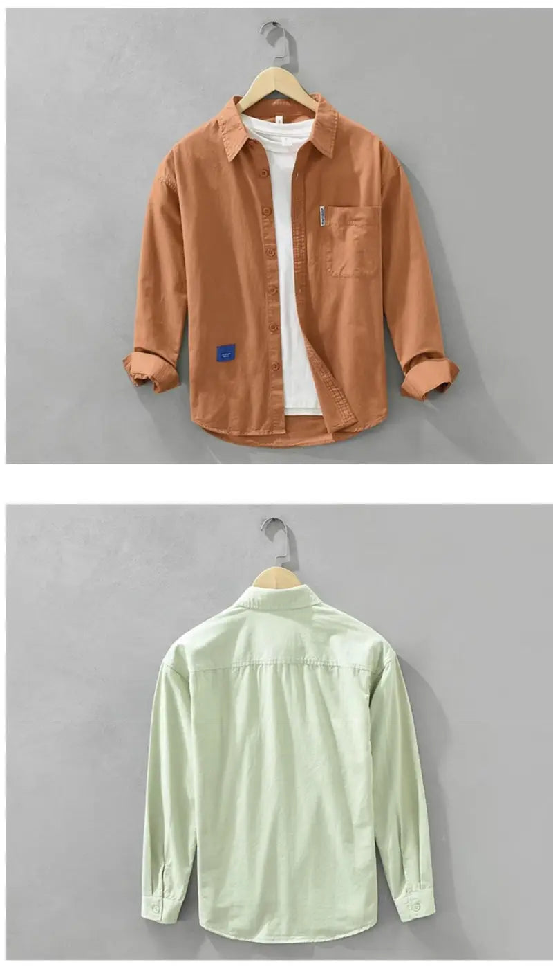 Camisa de vestir casual para hombre de un solo color, color caqui, de manga larga, confeccionada con una tela ligera, con bolsillo en el pecho y puños arremangados, mostrada sobre una percha de madera.