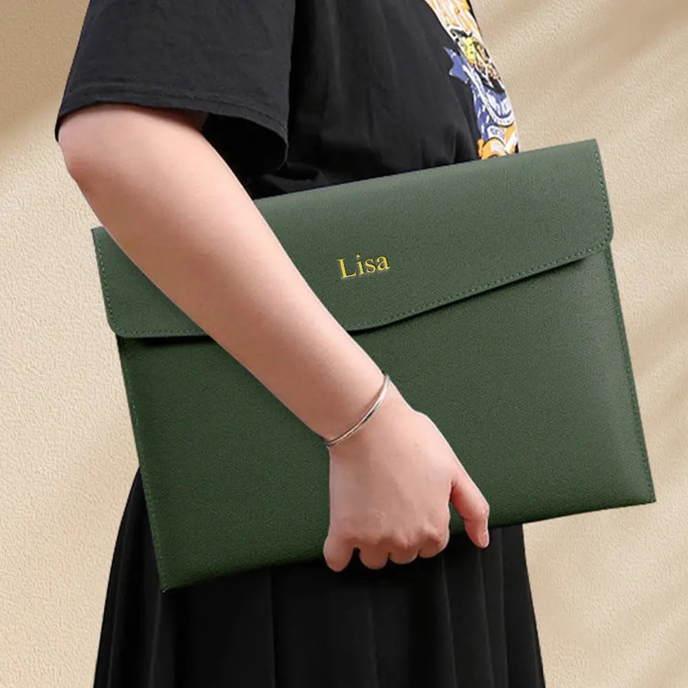 Dunkelgrüne Ledermappe aus A4-Leder, personalisiert, für die geschäftliche Büroverwendung, mit goldgeprägtem Namen „Lisa“ auf der Lasche.