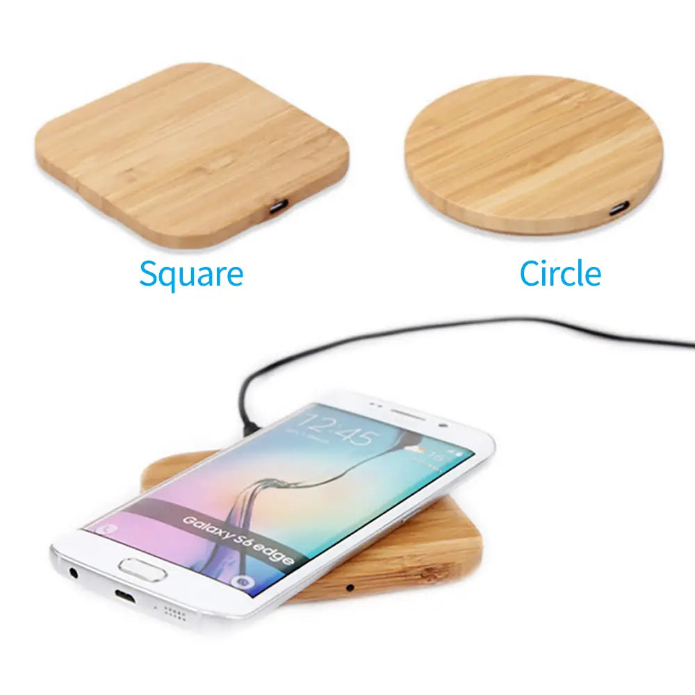 Alfombrilla de carga inalámbrica de bambú color marrón claro con formas cuadradas y circulares, con capacidad de carga rápida mediante USB C.
