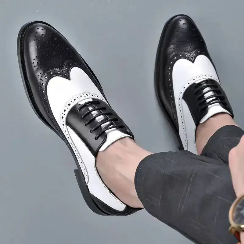 Zapatos de vestir Oxford tipo brogue bicolor para hombre, con cuero negro y blanco y detalles perforados.