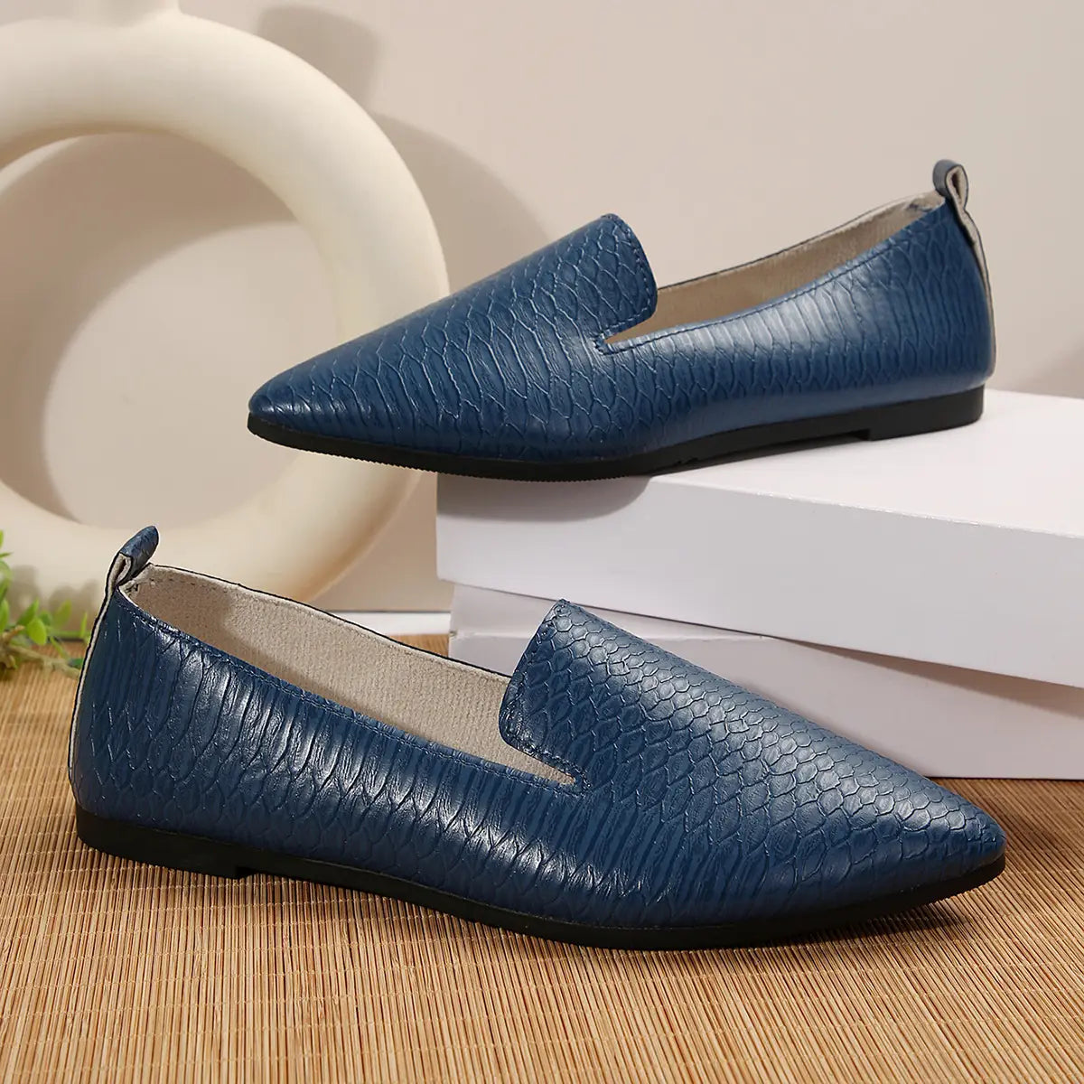 Mocasines planos de cuero con punta afilada para poner y quitar con facilidad en color azul con cuero con estampado tipo piel de serpiente, con un diseño de punta afilada y elegante.