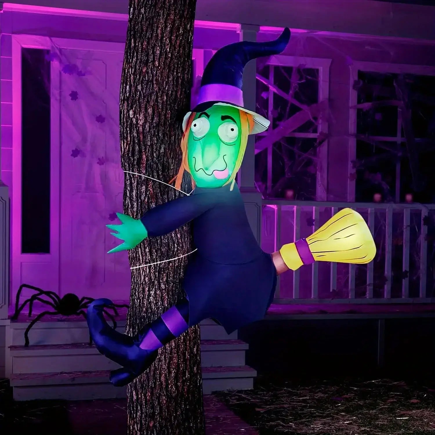 4-Fuß aufblasbare Halloween-Hexe für den Außenbereich, LED-Dekoration mit leuchtendem grünem Gesicht, lila Hut und Stiefeln, blauem Kleid, gelbem Besenstiel und einem cartoonartigen Ausdruck mit LED-Lichtern für die Außendekoration.