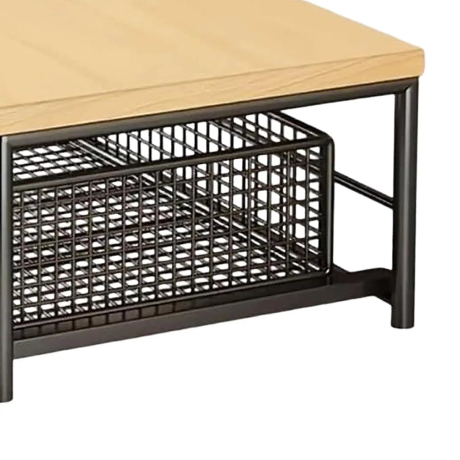 Panier de rangement en treillis métallique noir avec surface de plateau en bois clair, sur une étagère de rangement de cuisine à deux niveaux, pour un rangement de cuisine organisé
