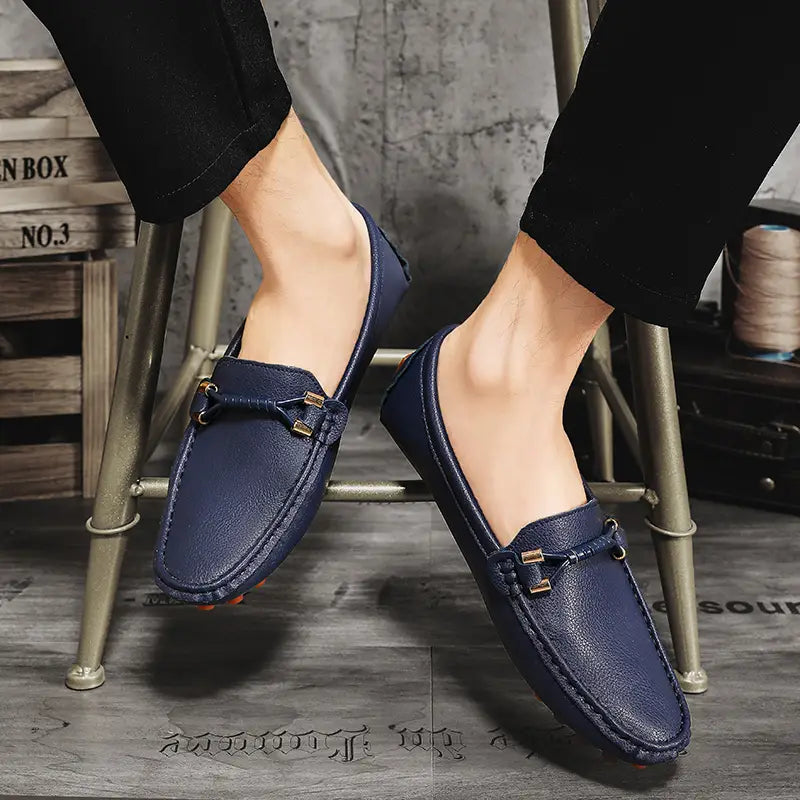 Chaussures à enfiler habillées en cuir bleu marine pour hommes, se portant sans effort avec des chaussures décontractées, avec des accents de boucle ton or.