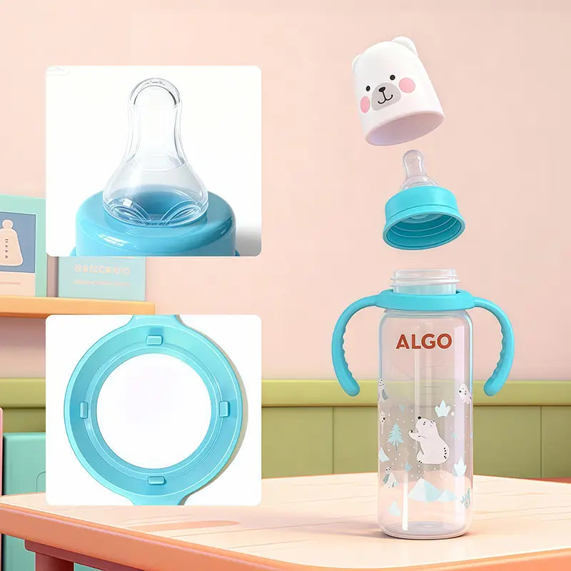 透明なプラスチック製のベビー用哺乳瓶240ml。ターコイズ色の取っ手と、側面に「algo」ブランド名をあしらったホッキョクグマをテーマにしたキャップ付きです。