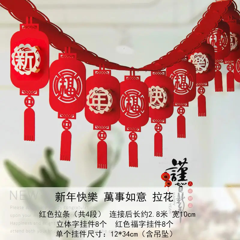 rote Papierlaternen-Girlande mit filigranen ausgeschnittenen chinesischen Schriftzeichen und Quasten für die Dekoration zum chinesischen Neujahr als Laternenanhänger für die Mondneujahr-Deko.