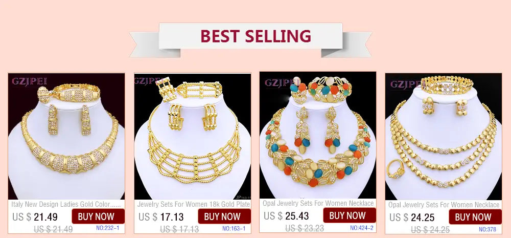 Ensemble de collier en filigrane bicolore doré à plusieurs rangs pour femmes, présentant des designs complexes et des touches d’accents de pierres précieuses colorées.