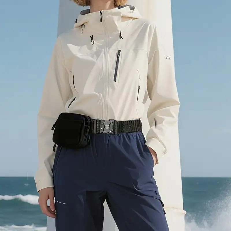 Ceinture tactique noire tissée en toile avec boucle argentée à libération rapide et étui noir fixé, conçue pour un tour de taille d’entraînement des hommes.