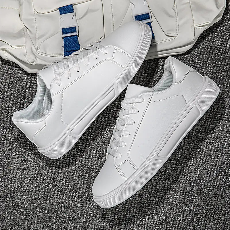 weiße Ledersneaker im Freizeitstil mit einem klaren minimalistischen Design und passenden weißen Schnürsenkeln, leichte Sportschuhe