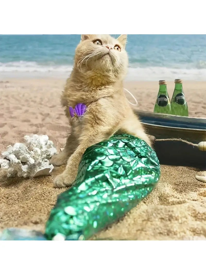 Ein schimmerndes grünes Dacron-Meerjungfrauen- Schwanzkostüm mit einem violetten Muschel-Akzent, entworfen für Katzen als Haustierbekleidung.