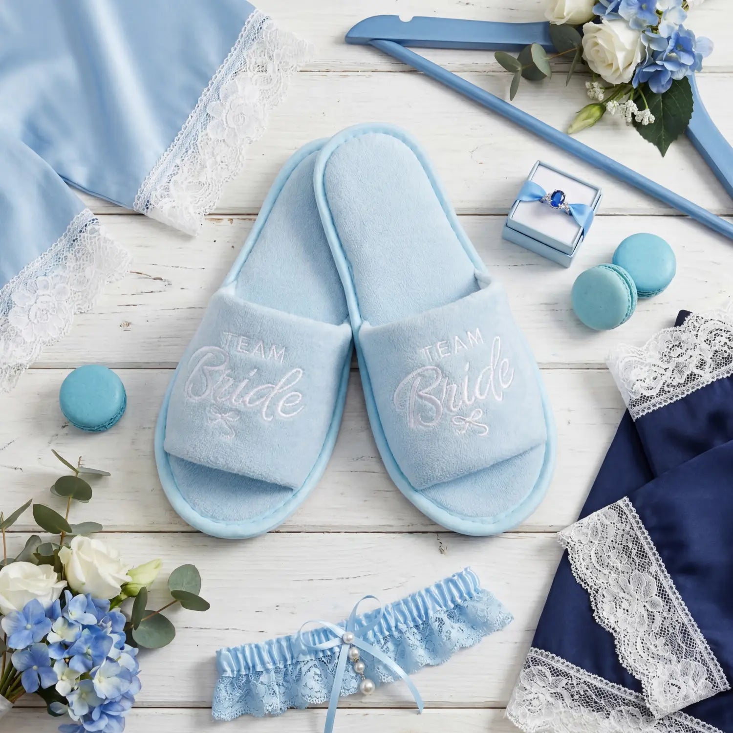 Mules de mariée en peluche bleu clair avec la mariée de l’équipe brodée en blanc, conçues comme un ensemble cadeau pour la mariée de l’équipe.