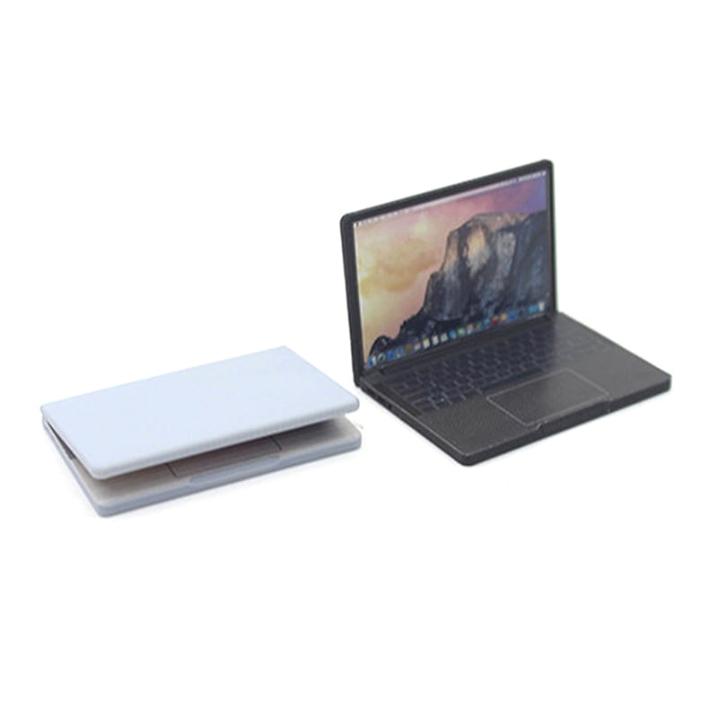 Miniatur-Silbernes Laptop mit schwarzer Tastatur und Trackpad, das auf seinem Bildschirm eine Berglandschaft für 1:12-Minilaptop-Puppenstuben-Zubehör anzeigt.