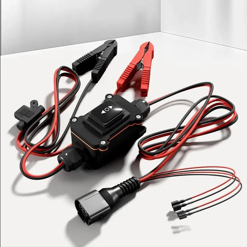 Werkzeug zum Lösen des EPB-Bremssattels für den Elektromotor in Schwarz und Rot mit kompakter rechteckiger Bauform, strukturierten Griffbereichen an den Klemmen und gewickelten Stromkabeln, die an Steckverbinder münden, zur Reparatur am Fahrzeug.