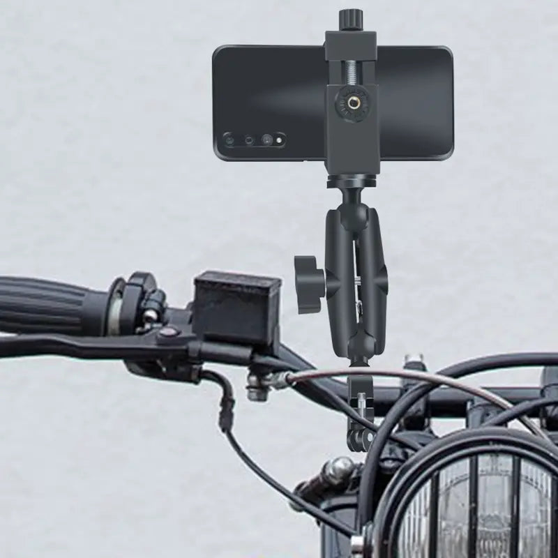 Smartphone negro montado en un soporte de manillar ajustable de metal para motocicleta, con abrazadera de sujeción en el soporte para teléfono de motocicleta