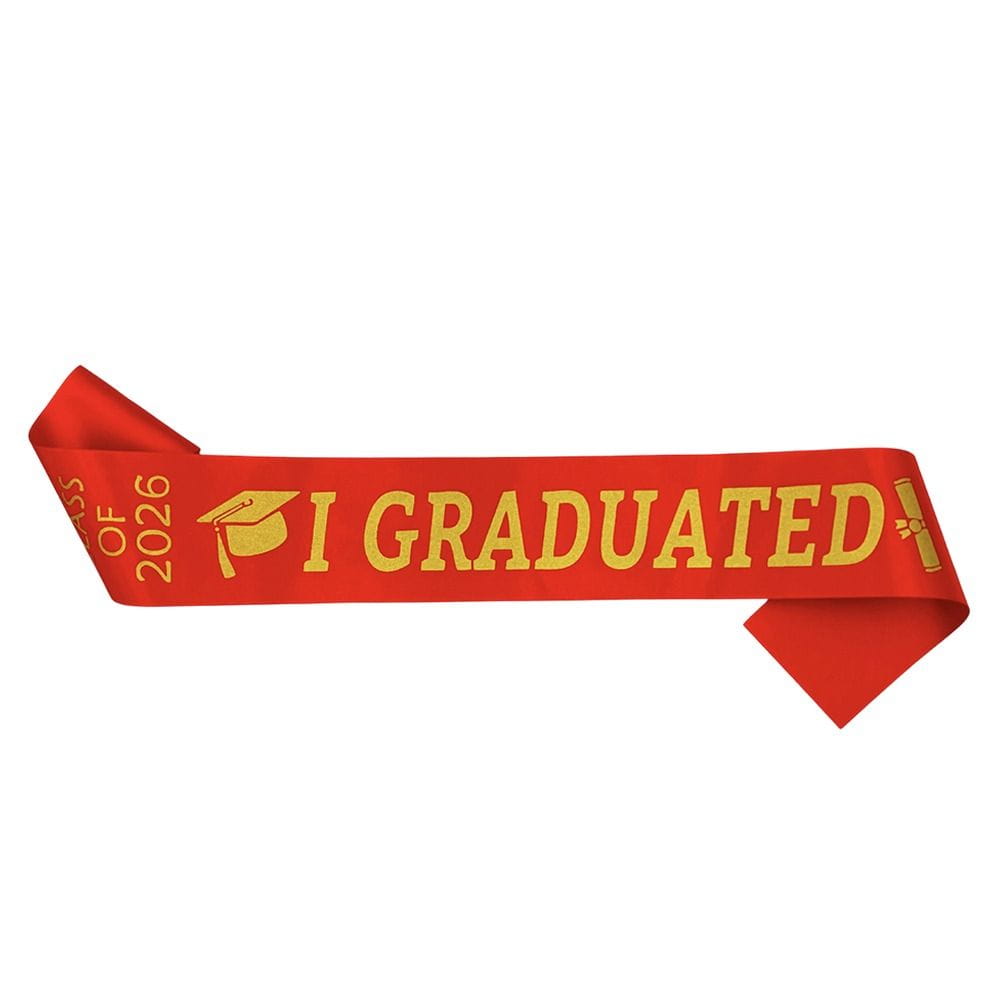 Écharpe de graduation en satin rouge pour la promotion de 2026, avec lettrage doré et icônes.