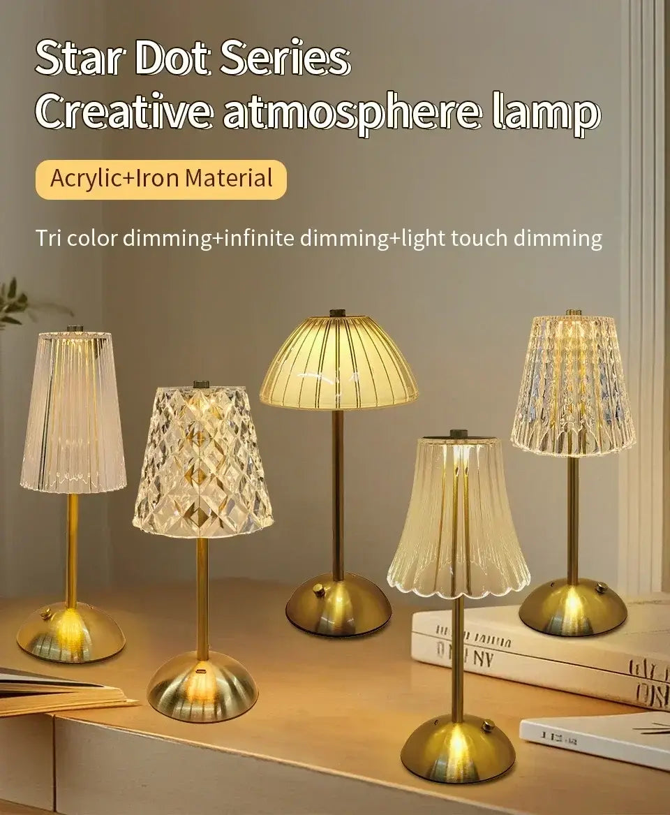 Sternenpunkt-Reihe wiederaufladbare Tischlampe mit goldfarbenem Kristall-Touch-LED-Licht, aus Acryl- und Eisenkonstruktion, mit drei Farbtemperatur-Dimmoptionen und eleganten klaren oder satinierten Lampenschirmen als vielseitige Lichtquelle.