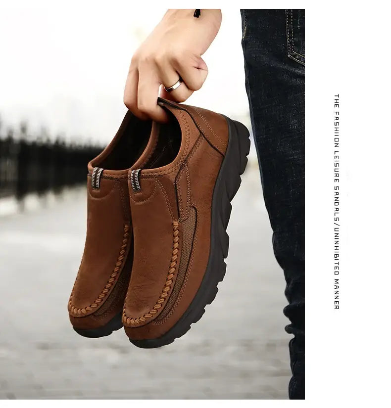 Mocassins homme décontractés en cuir à enfiler en daim marron, avec semelles en caoutchouc noir et couture décorative conçues pour un usage décontracté