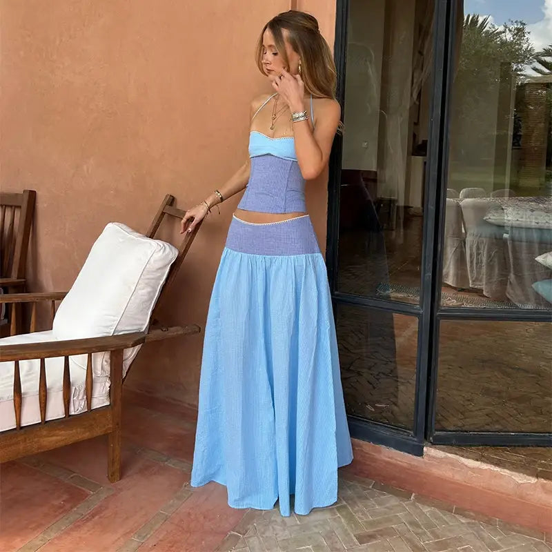 Ein zweiteiliges Set aus trägerlosem Korsagenkleid in Hellblau, mit einem taillierten Korsagen-Oberteil mit elastischem Taillenverschluss und einem passenden, hochtaillierten, fließenden Maxirock.