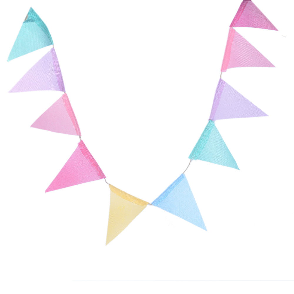 Guirlande de décoration pour fête avec feutrine pastel, composée de fanions en papier triangulaires aux tons rose pâle, lavande, vert menthe et jaune pâle, reliés ensemble.