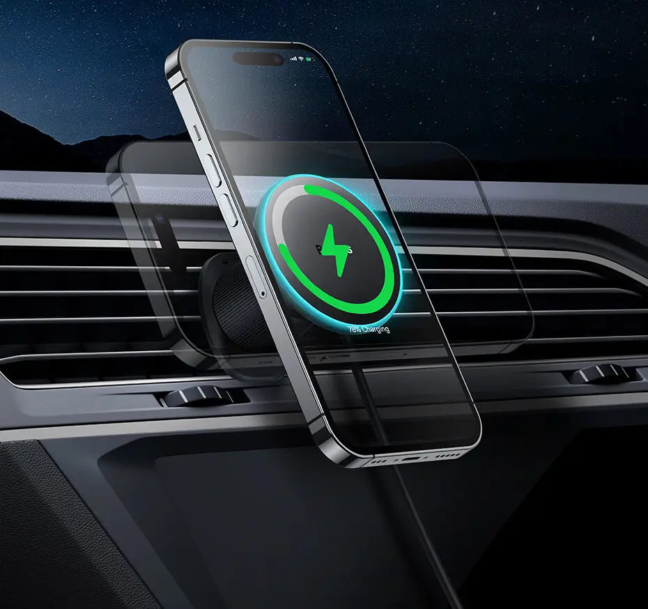 Un elegante teléfono inteligente negro con un borde plateado montado en un soporte del cargador inalámbrico para coche Baseus magnético de 15 W muestra en la pantalla un icono luminoso de cargador inalámbrico verde.
