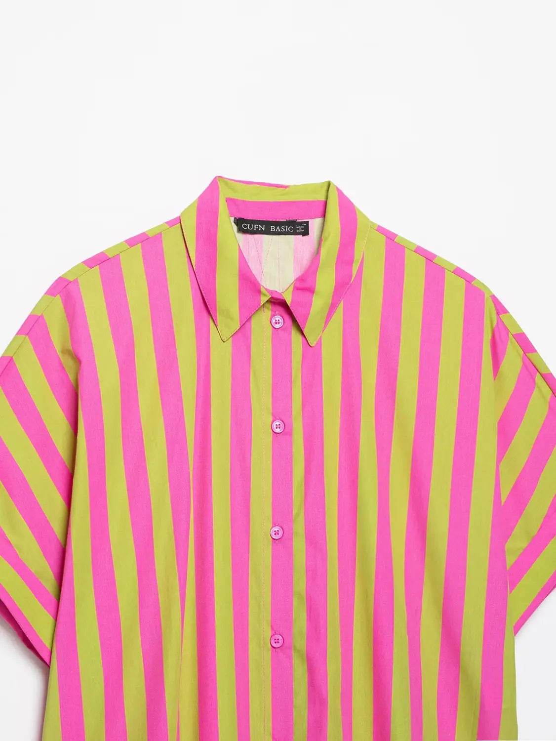 Ein leuchtend pinkfarbenes und lindgrünes, vertikal gestreiftes Kurzarmhemd mit Knopfleiste, mit Kragen und passenden Knöpfen.