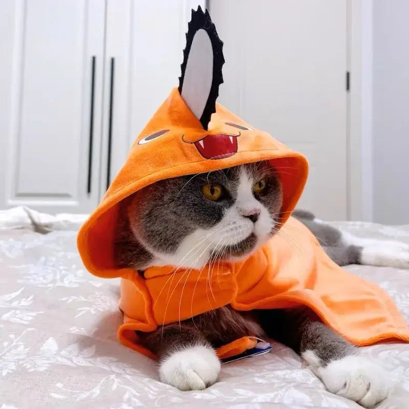 猫・犬向けのポチタのペット服として、黒と白のトゲのある王冠風ディテールを施したオレンジのぬいぐるみ風フード付きペット服。ペット服としてファッショナブルに使用できる。