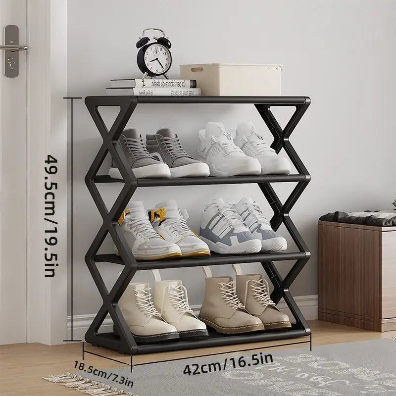 étagère à chaussures noire en métal avec conception de cadre géométrique en forme de X et quatre niveaux pour un organisateur de chaussures à plusieurs niveaux permettant de gagner de l’espace et pour le rangement.
