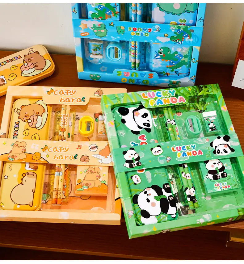 Kinder-Kinderzeichentrick-Schreibwaren-Set für Schulbedarf-Geschenke mit grünen Glücks-Panda-Themenabbildungen, passenden Bleistiften, Radierern und einem Spitzer in einer Kunststoffschale.