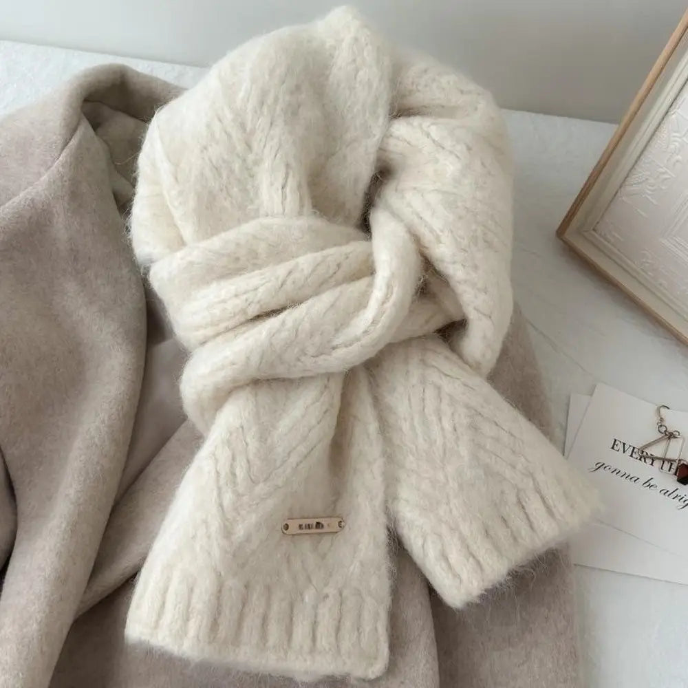 Bufanda de punto grueso para invierno color crema, para mujer, con una textura suave y esponjosa y un patrón de trenzado sutil, diseñada como chal calentador de cuello cálido.