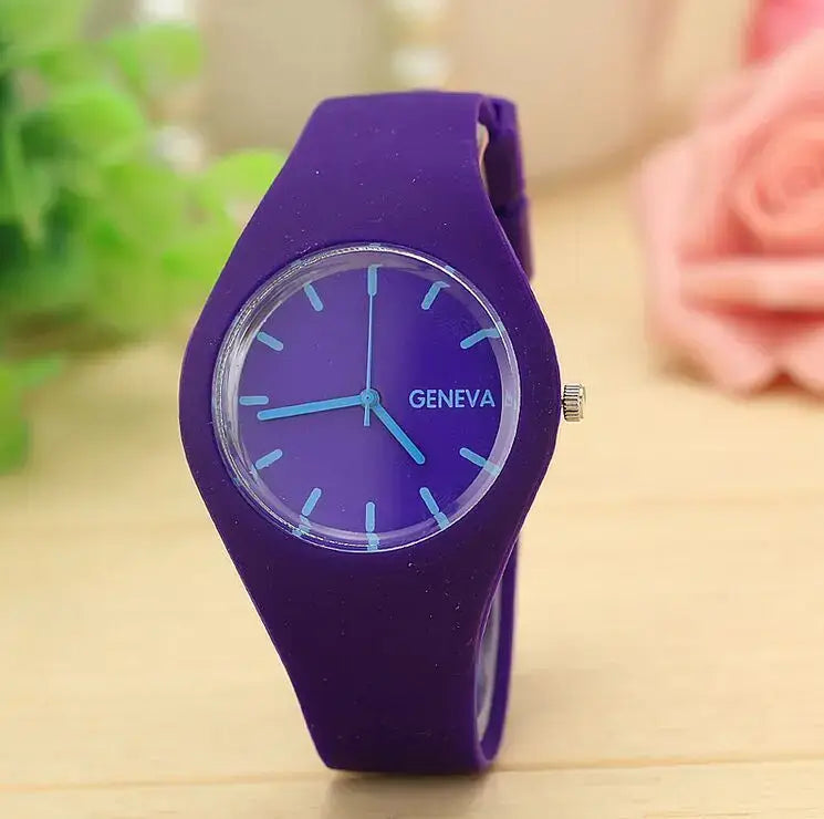 Montre à quartz pour femmes Genève en silicone violet, cadran violet assorti et marqueurs des heures bleu clair, conçue pour une tenue décontractée.