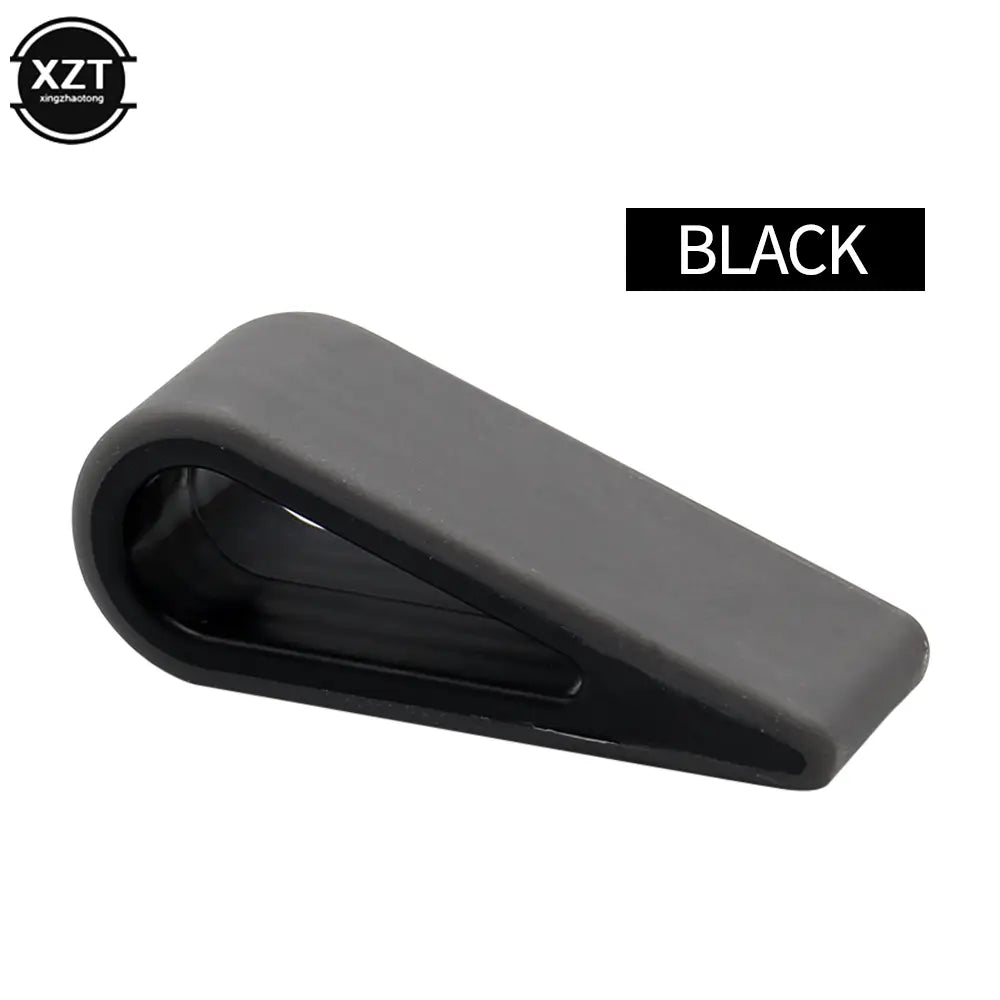 Tope de puerta de goma negra con un acabado mate suave y forma triangular, diseñado para su uso con una base de enfriador ergonómico ajustable para soporte de laptop.