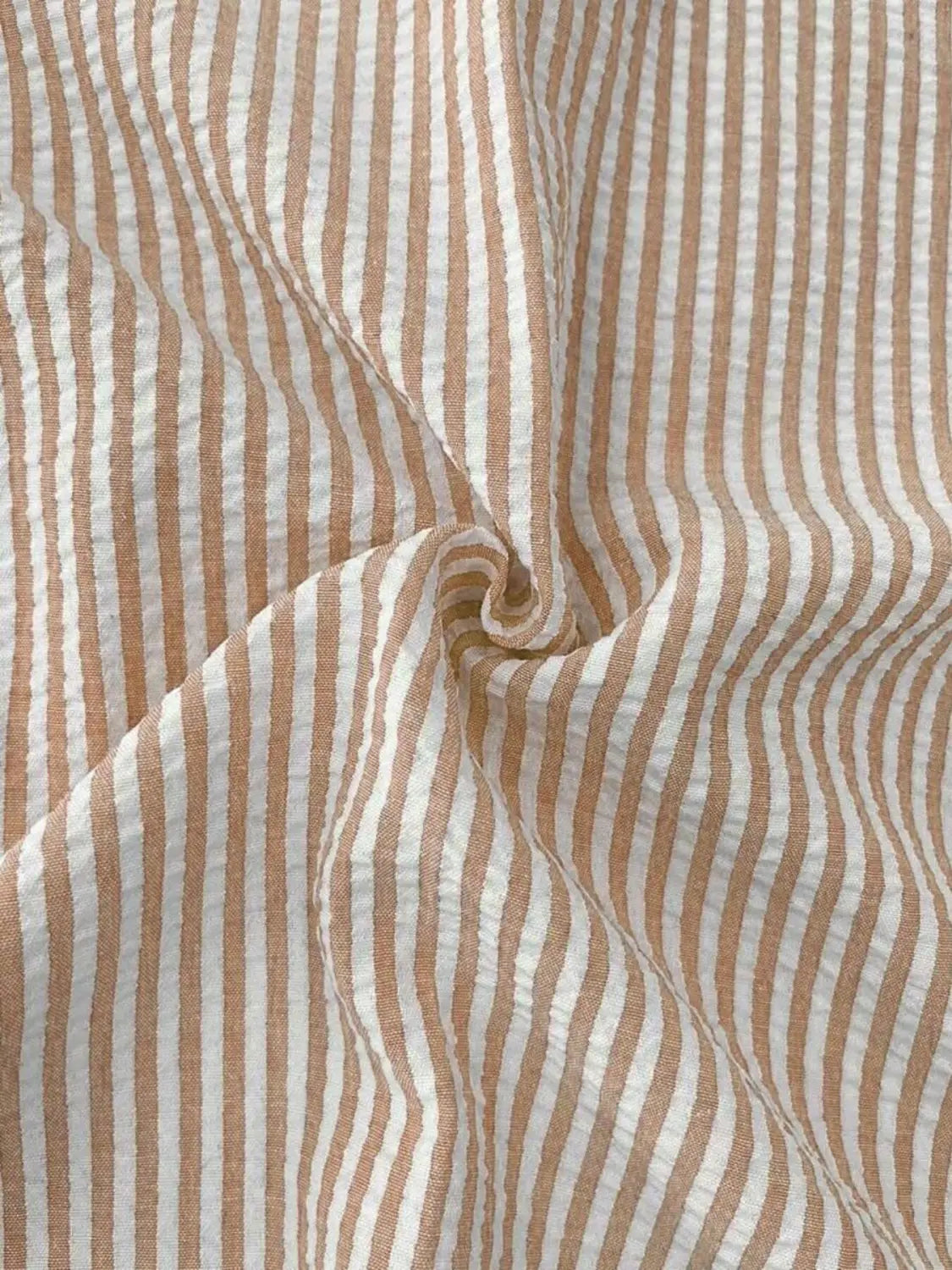Chemise décontractée boutonnée manches longues à rayures bleues pour homme, avec tissu texturé doux, rayures verticales beiges et blanc cassé.