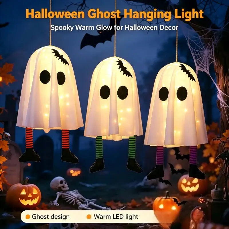 Drei leuchtende weiße geisterförmige Halloween-Party-Dekorationsanhänger mit schwarzen Augen, Fledermaus-Aufklebern und gestreiften Beinen, hängend mit Märchenlichtern.
