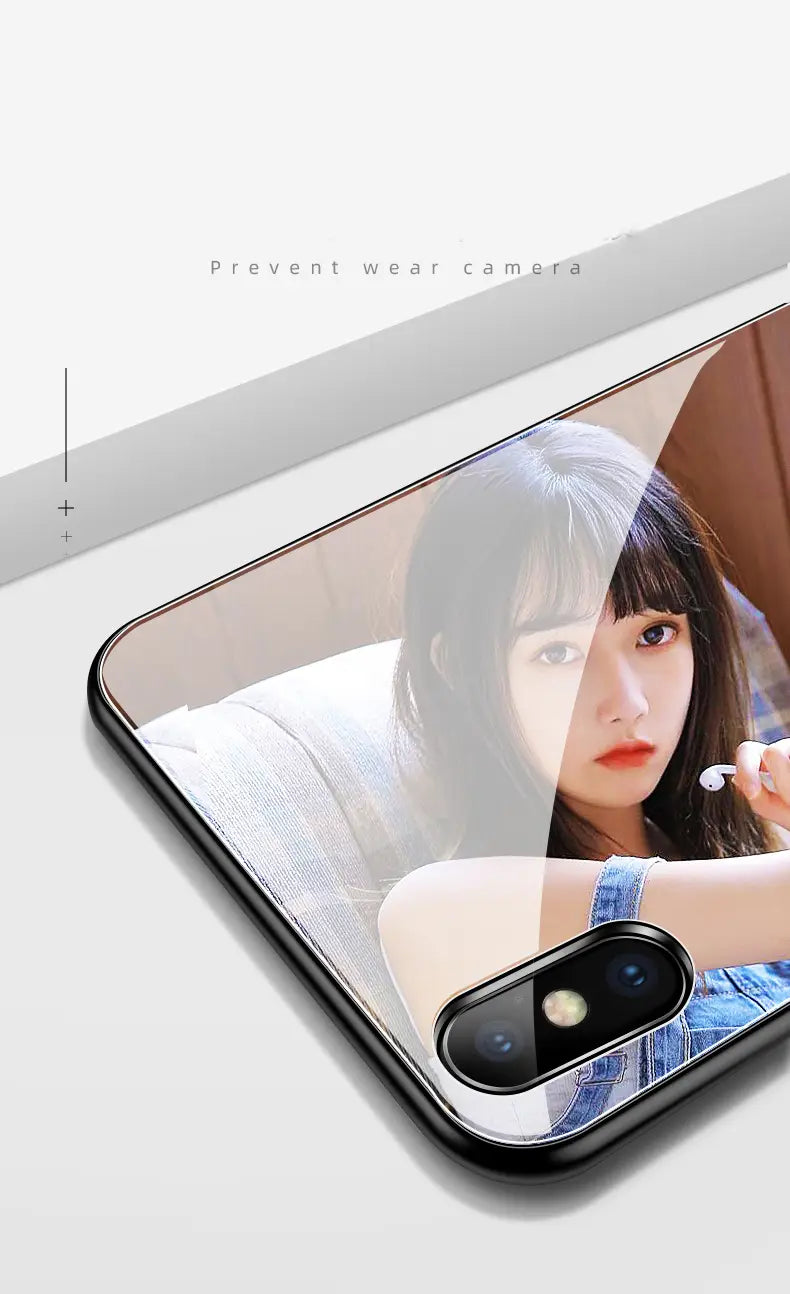 Maßgeschneiderte Handyhülle für iPhone mit schwarzem Rahmen und klarer, glänzender Glasabdeckung, die die Rückseite zeigt: mit einem bedruckten Bild einer jungen Frau.