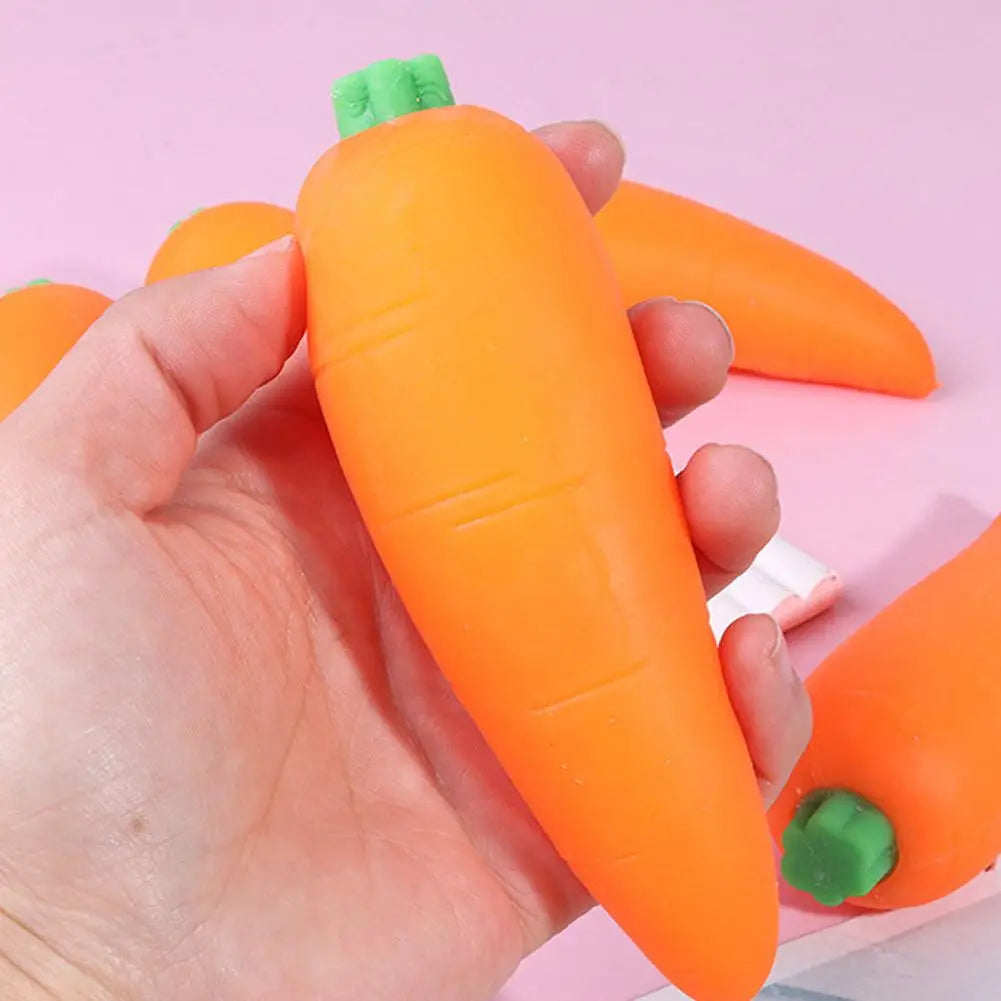 Juguete de estrés esponjoso en forma de zanahoria naranja de elevación lenta con tapa verde, diseñado como una pelota antiestrés blanda.