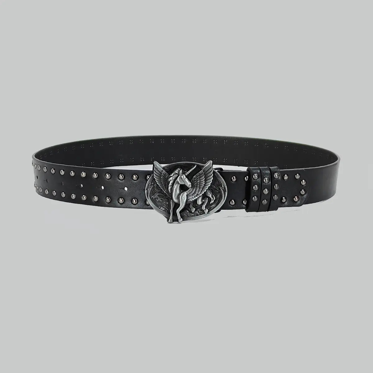 cinturón de cintura negro de cuero en estilo y2k con hebilla de unicornio alado en tono plateado y tachuelas de cruz bohemia en un diseño gótico de cuero sintético tipo pu.