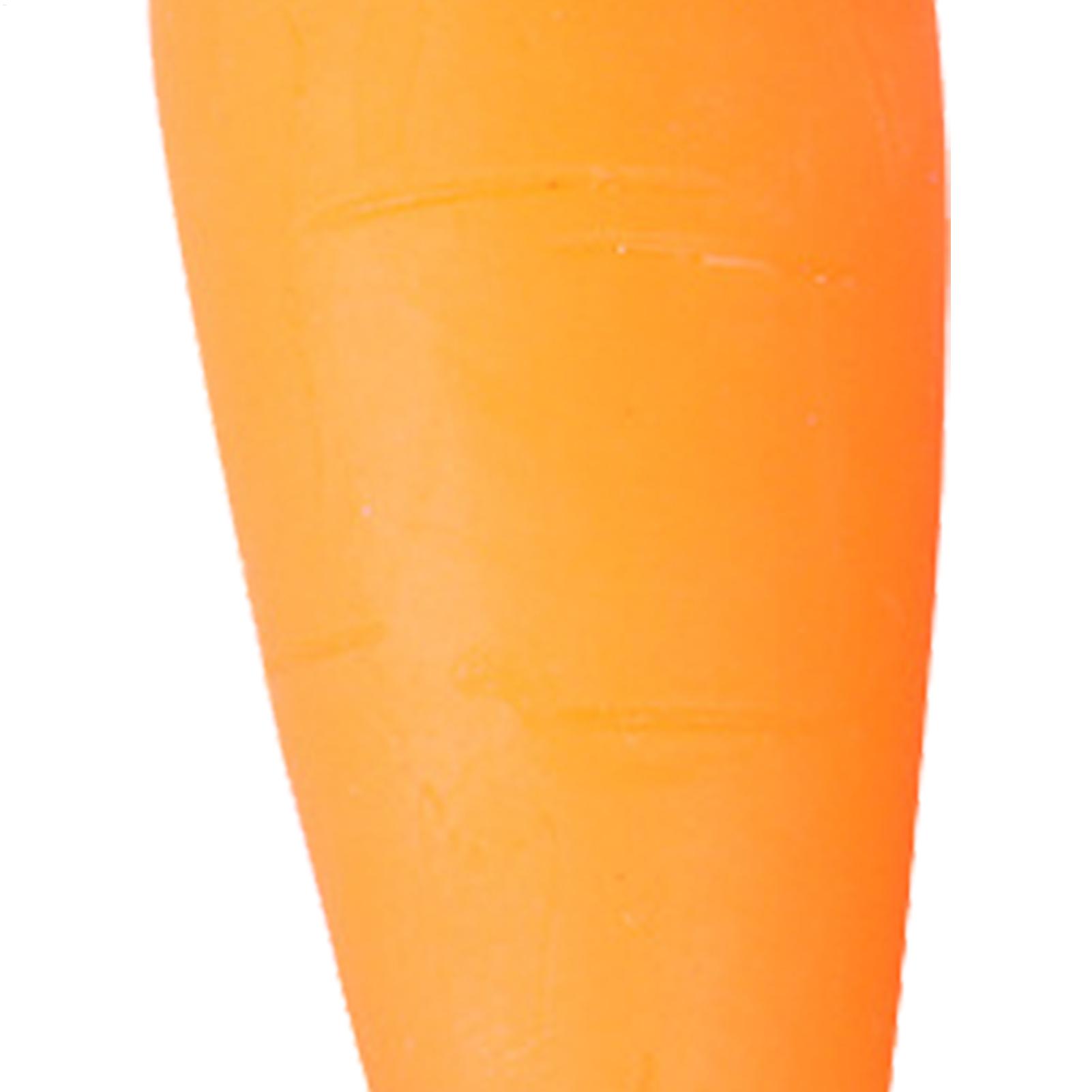 Juguete exprimible de rebote lento con forma de zanahoria naranja vibrante con ligeras estrías texturadas a lo largo de su superficie mostrado desde el frente.
