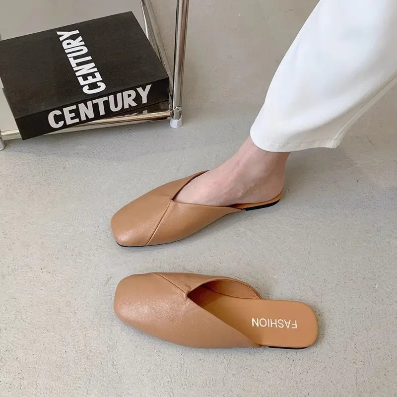 Flache Maultier-Slipper mit quadratischer Zehenpartie aus beigem Leder (Braunton) mit minimalistischer Gestaltung.
