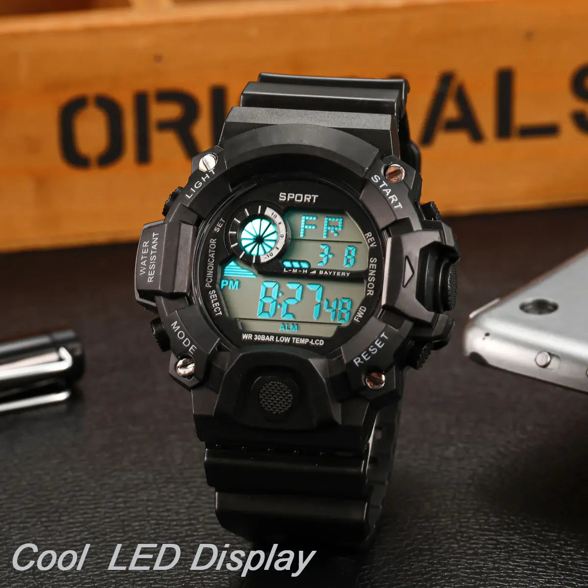 Sportliche schwarze wasserdichte digitale Sportuhr für Herren mit robustem, texturiertem Gehäuse und Riemen, mit großem Zifferblatt und kühler blauem LED-Display, das die Zeit 8:27 anzeigt.