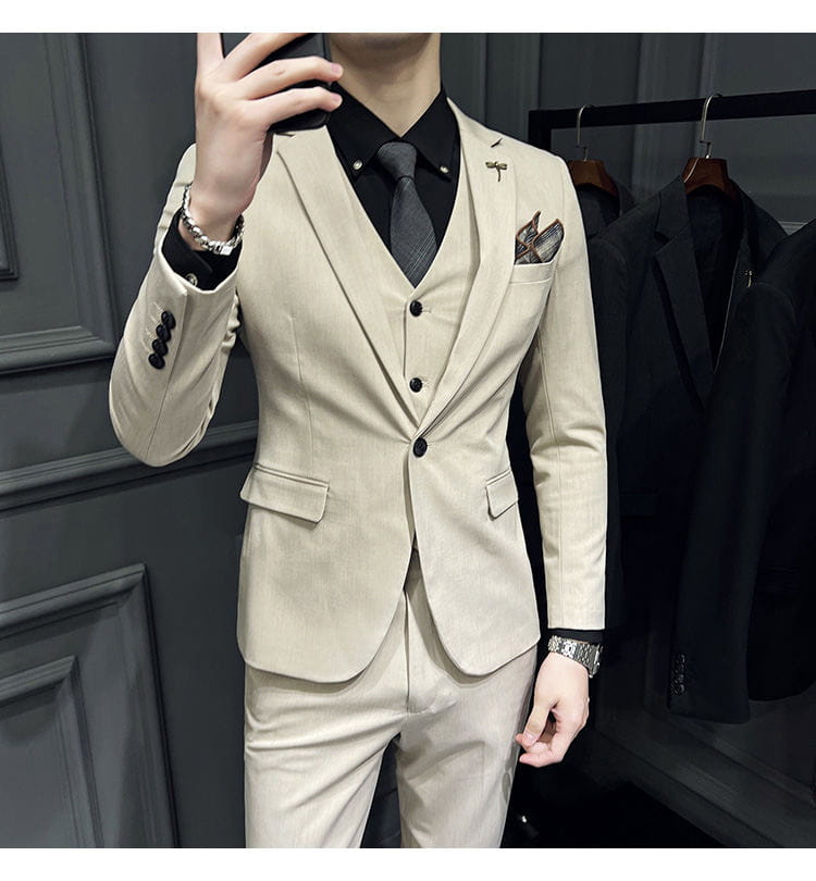 Ensemble de costume slim fit pour homme beige, comprenant un costume trois pièces avec fermeture par boutons noirs et pochette de costume assortie, associé à 9 pantalons courts à la cheville.