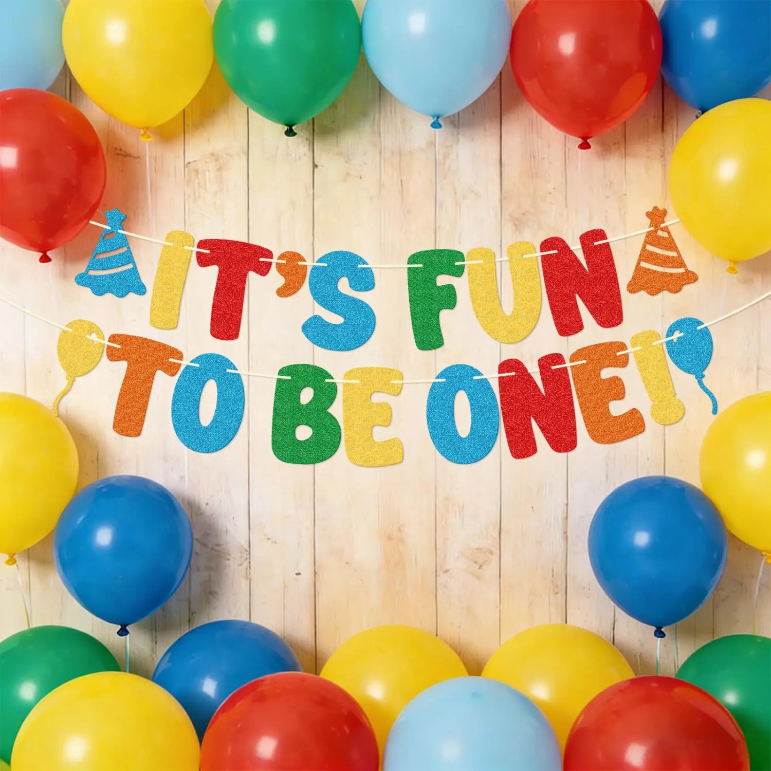 Glitzernde Geburtstagbanner-Partydekoration zum ersten Geburtstag mit einem farbenfrohen glitzernden Banner „Es macht Spaß, eins zu sein“ zum ersten Geburtstag mit Partyhütchen- und Ballon-Ausschnitten.