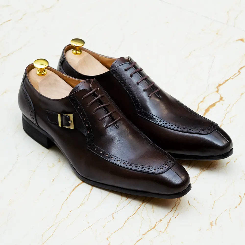 Chaussures de ville à bout brogue type derby Oxford pour homme en cuir véritable marron foncé, avec boucle ton or et languettes au talon.