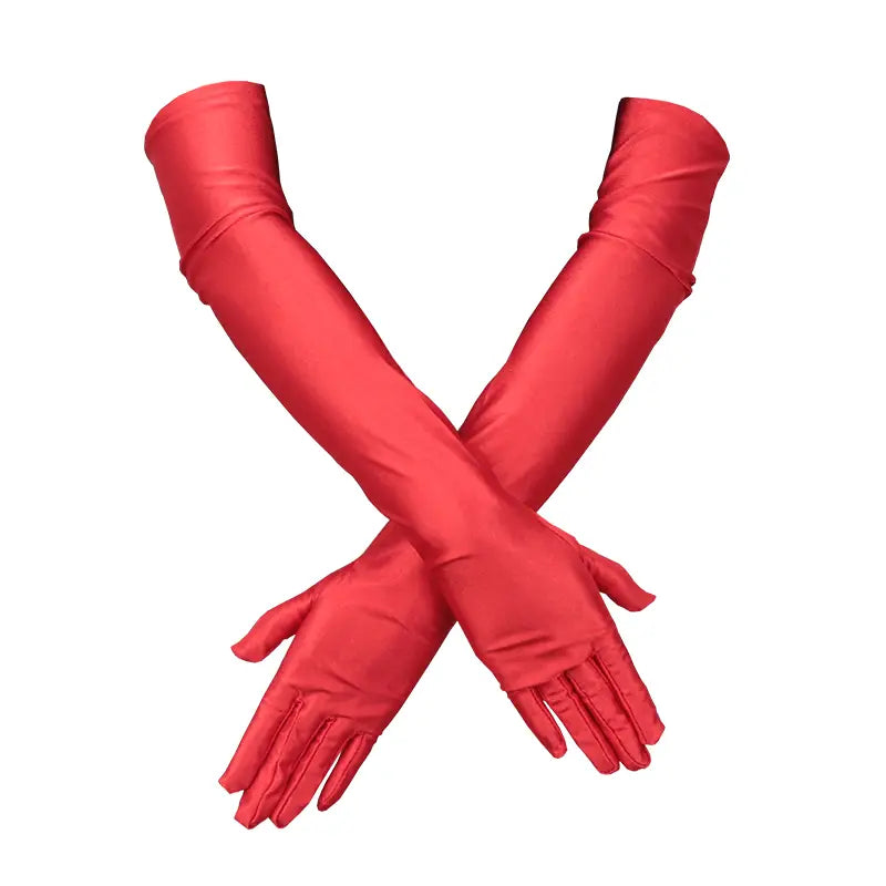 Un par de guantes largos de ópera de satén rojo intenso para mujer, con acabado liso y brillante y un diseño elegante ligeramente cónico.